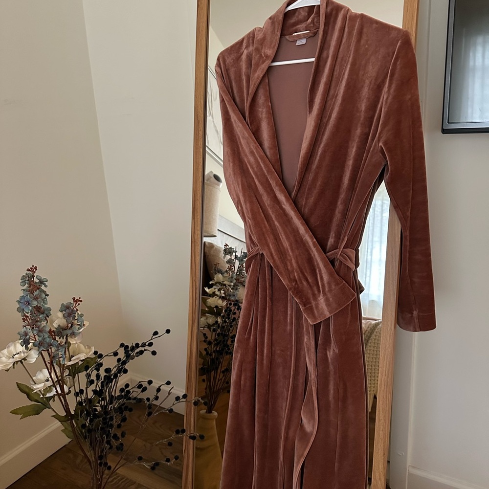 Hanro Luxurious Velvet Robe in Rich Brown